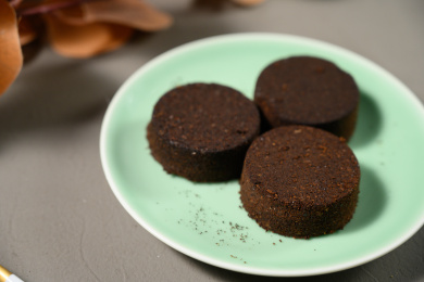 桌面上的盘子里的咖啡粉饼