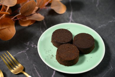 桌面上的盘子里的咖啡粉饼