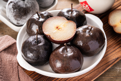 餐盘里东北特色冬季美食冻梨