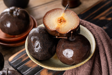 餐盘里东北特色冬季美食冻梨