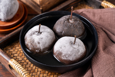 餐盘里东北特色冬季美食冻梨
