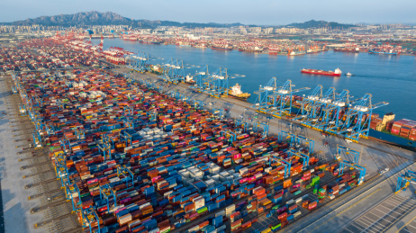 青岛港集装箱货运码头繁忙运转航拍