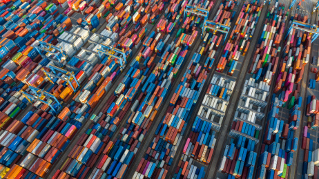 青岛港密密麻麻等待运输的集装箱