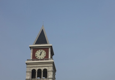 晴朗蓝天下的钟塔