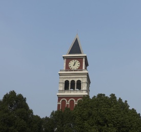 晴朗蓝天下的钟塔