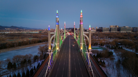 航拍北京昌平亮灯的南环大桥