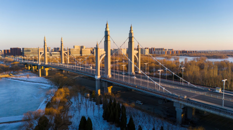 航拍傍晚时分金色的北京昌平南环大桥