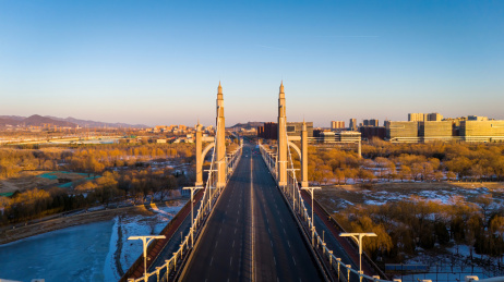 航拍傍晚时分金色的北京昌平南环大桥