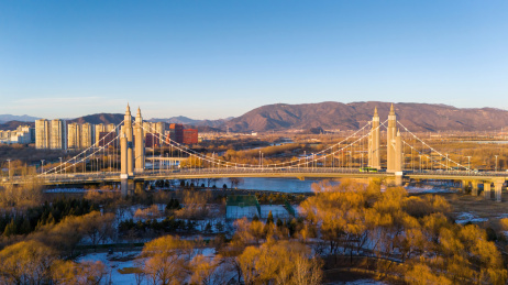 航拍傍晚时分金色的北京昌平南环大桥