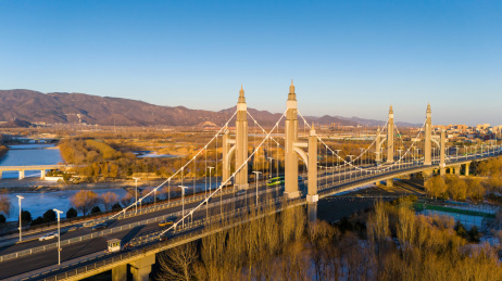 航拍傍晚时分金色的北京昌平南环大桥