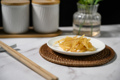 桌面上的盘子里的干爽的天门冬