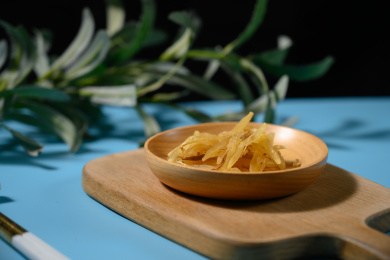 桌面上的盘子里的干爽的天门冬