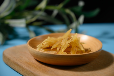 桌面上的盘子里的干爽的天门冬