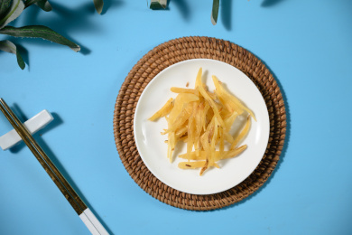 桌面上的盘子里的干爽的天门冬