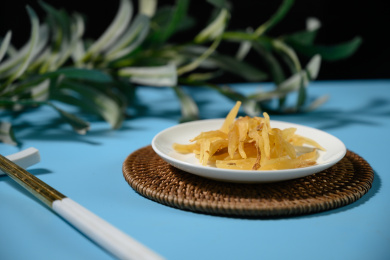 桌面上的盘子里的干爽的天门冬