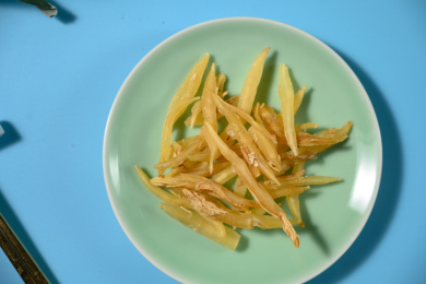 桌面上的盘子里的干爽的天门冬