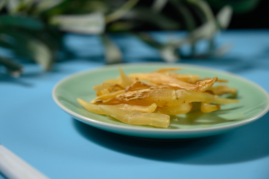 桌面上的盘子里的干爽的天门冬