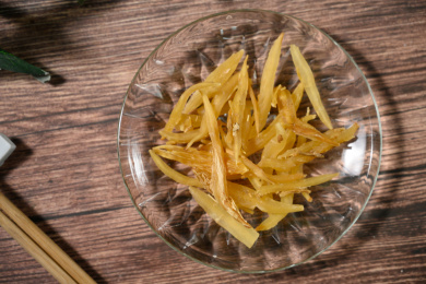 桌面上的盘子里的干爽的天门冬