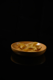 桌面上的盘子里的干爽的天门冬