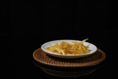 桌面上的盘子里的干爽的天门冬