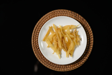 桌面上的盘子里的干爽的天门冬