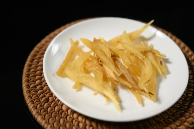 桌面上的盘子里的干爽的天门冬