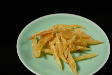 桌面上的盘子里的干爽的天门冬