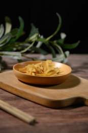 桌面上的盘子里的干爽的天门冬