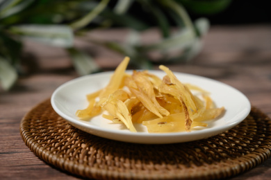 桌面上的盘子里的干爽的天门冬