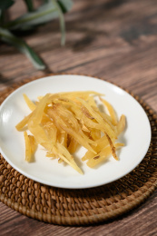 桌面上的盘子里的干爽的天门冬