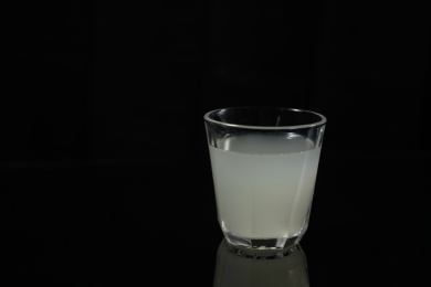 桌面上的杯子里的美味可口的糯米酒