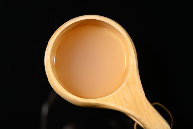 桌面上的杯子里的美味可口的糯米酒