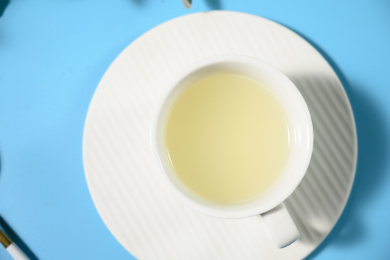 桌面上的杯子里的美味可口的糯米酒
