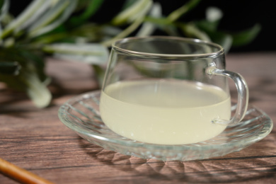 桌面上的杯子里的美味可口的糯米酒