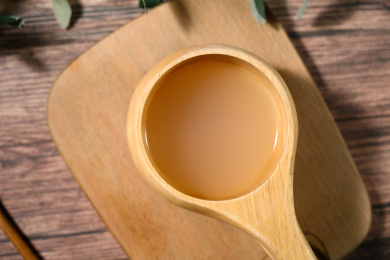 桌面上的杯子里的美味可口的糯米酒