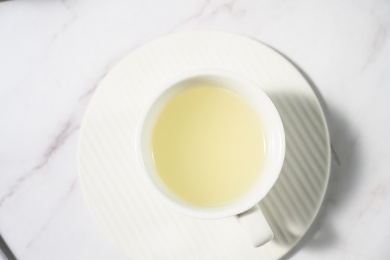 桌面上的杯子里的美味可口的糯米酒