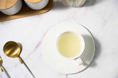 桌面上的杯子里的美味可口的糯米酒
