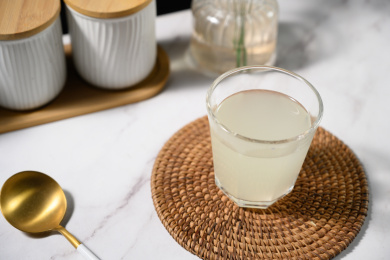 桌面上的杯子里的美味可口的糯米酒