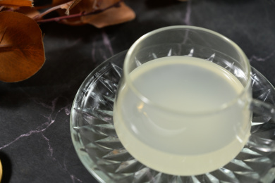 桌面上的杯子里的美味可口的糯米酒