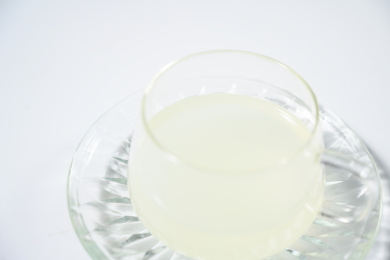 桌面上的杯子里的美味可口的糯米酒