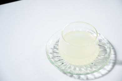 桌面上的杯子里的美味可口的糯米酒