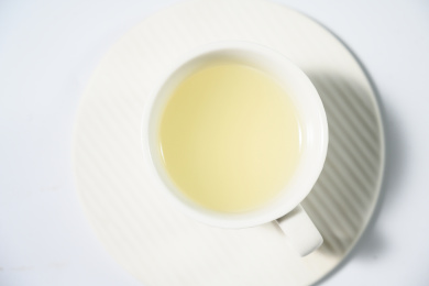 桌面上的杯子里的美味可口的糯米酒