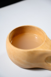 桌面上的杯子里的美味可口的糯米酒