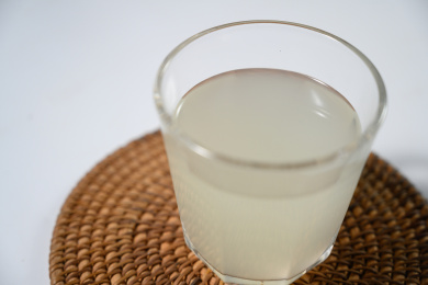 桌面上的杯子里的美味可口的糯米酒