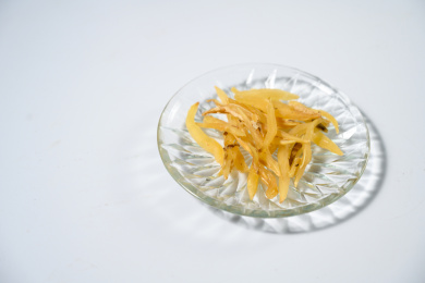 桌面上的盘子里的干爽的天门冬