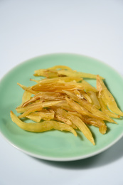 桌面上的盘子里的干爽的天门冬