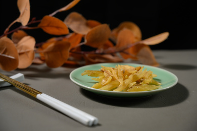 桌面上的盘子里的干爽的天门冬