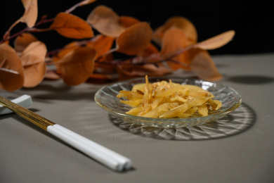 桌面上的盘子里的干爽的天门冬