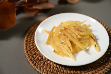 桌面上的盘子里的干爽的天门冬