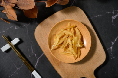 桌面上的盘子里的干爽的天门冬